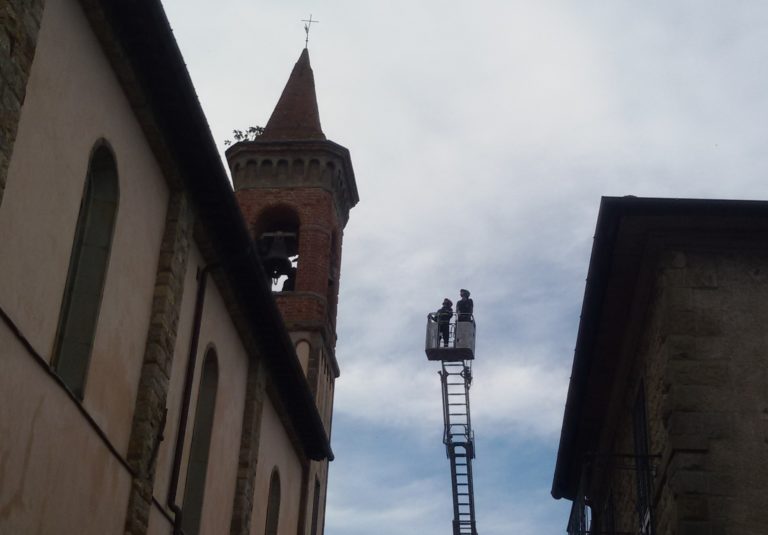 Borgo alla Collina, fulmine danneggia il campanile della chiesa (fotogallery)