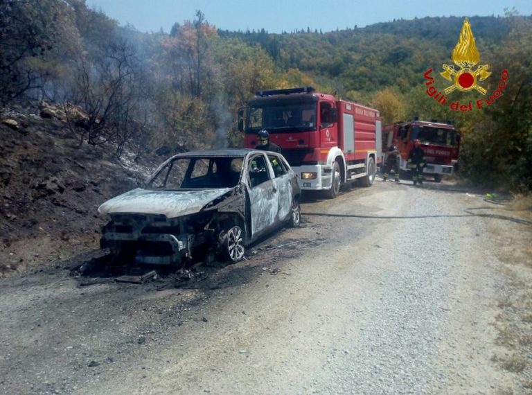 Auto in fiamme a Poti: intervengono i vigili del fuoco di Bibbiena