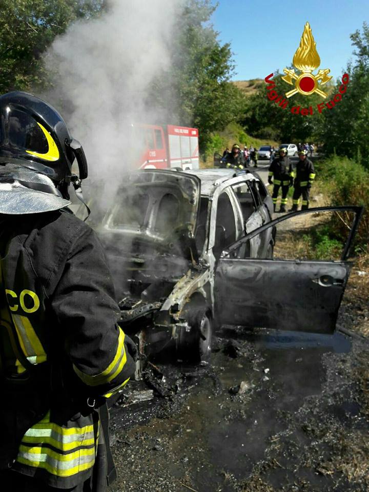 Auto in fiamme in località Omomorto