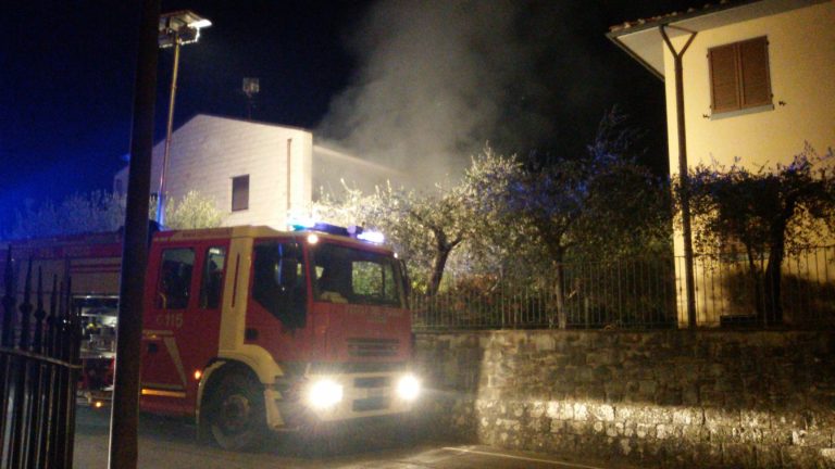 Incendio divampa nella notte in una casa a Subbiano (fotogallery)