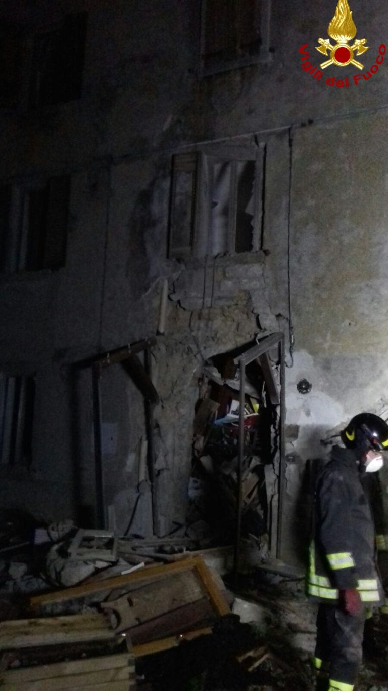 Crolla una palazzina a Chiusi della Verna. Un uomo sotto le macerie salvato dai vigili del fuoco