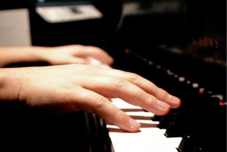Due donne e un pianoforte: poesia e musica al Dovizi… va in scena “Accordi di versi”