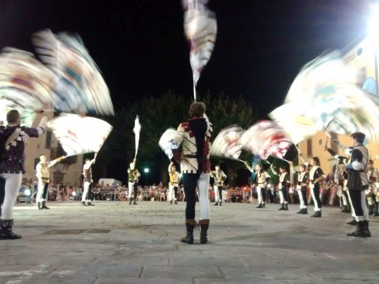 Notte di San Lorenzo: gli sbandieratori e i musici di Bibbiena stasera in piazza