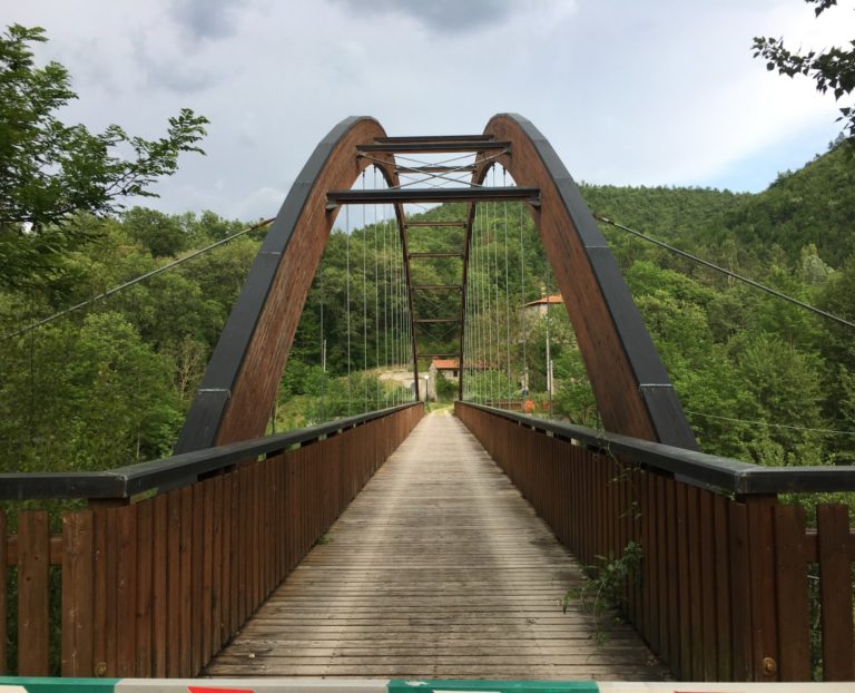 Ponte di Campi: la struttura portante in deterioramento rende la passerella di legno inagibile