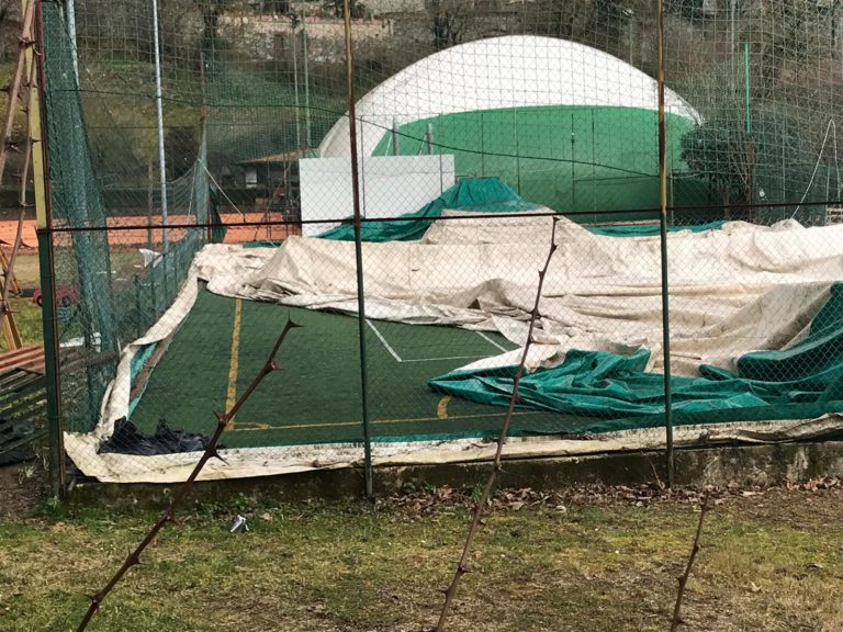 Tromba d’aria, distrutta la copertura dei campi da tennis della Campaldino Poppi