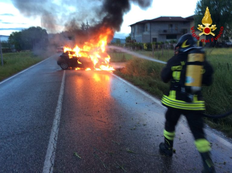 Auto si incendia dopo un incidente: intervento dei Vigili del Fuoco a Campaldino