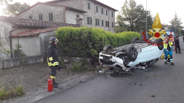 Poppi, incidente alla Colonna di Dante: auto si capovolge con 4 giovani a bordo