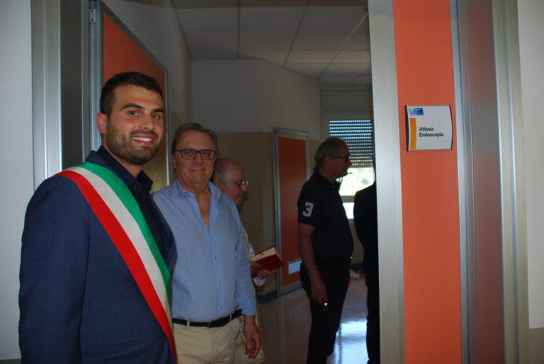 Il sindaco Vagnoli al taglio del nastro dei nuovi locali dedicati all’endoscopia