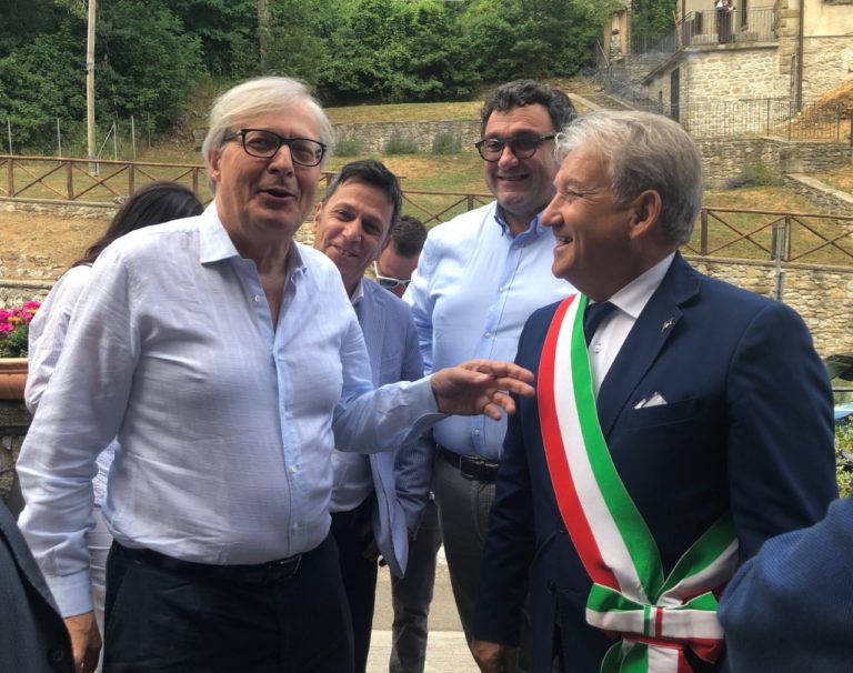 Vittorio Sgarbi alla Verna: centinaia di persone all’evento