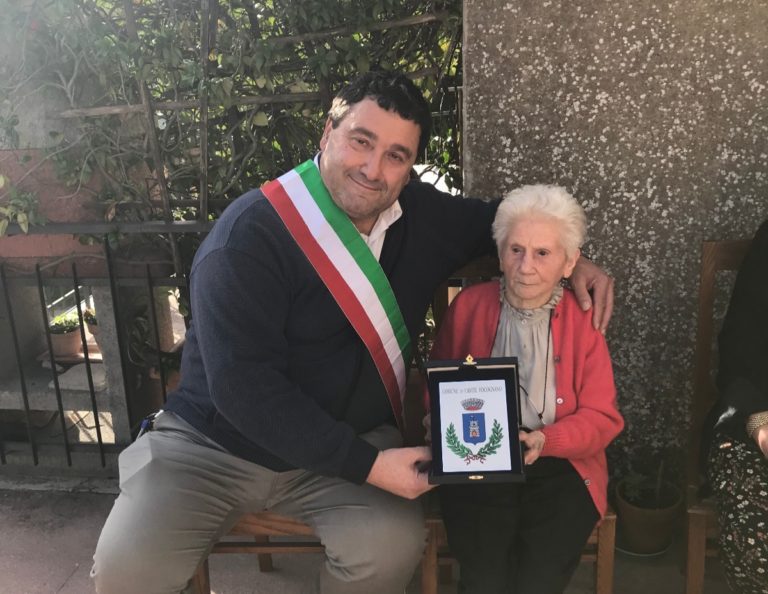 La maestra Gemma compie 100 anni: il comune di Castel Focognano in festa