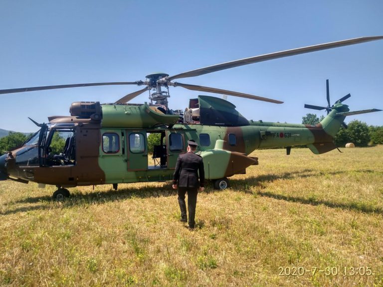 Elicottero albanese in panne atterra in un campo a Poppi