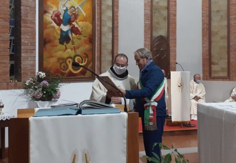 Chiusi della Verna, arriva il nuovo parroco: il saluto a Frate Michele e al vice Francesco Maria