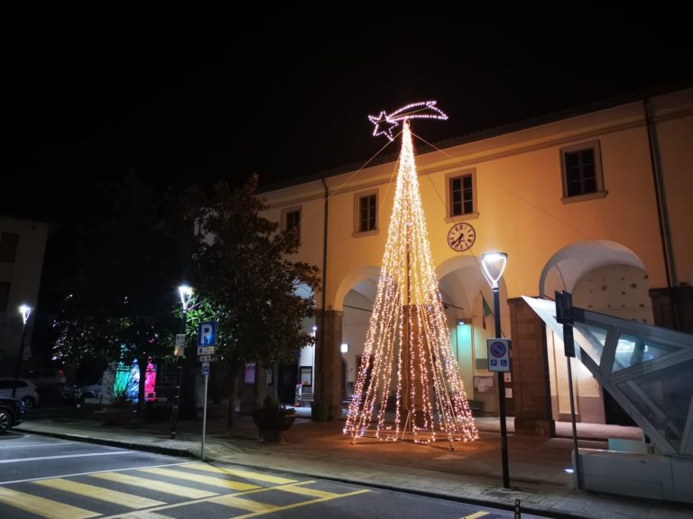 A Castel Focognano luci di Natale accese in segno di speranza