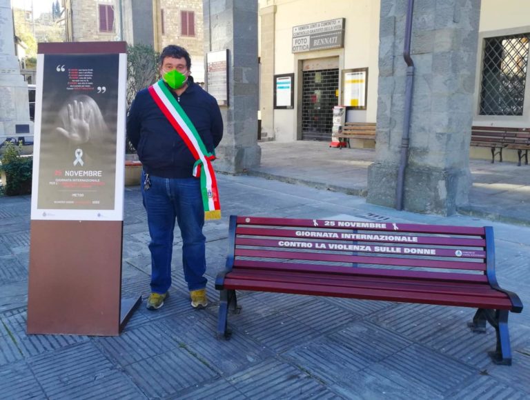 A Castel Focognano una panchina rossa come simbolo della lotta contro la violenza sulle donne