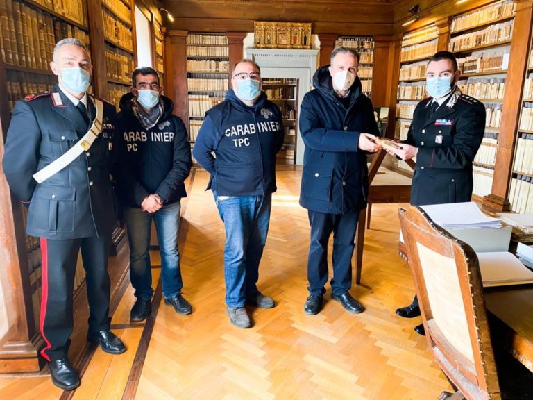 Furto di libri e opere d’arte: i Carabinieri riconsegnano volumi del ‘700 alla comunità di Camaldoli