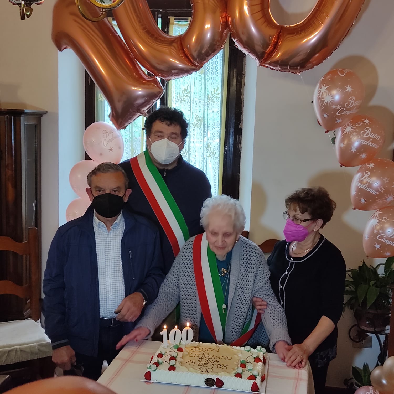 Nonna Dina compie cento anni: gli auguri del sindaco di C. Focognano Lorenzo Remo Ricci   