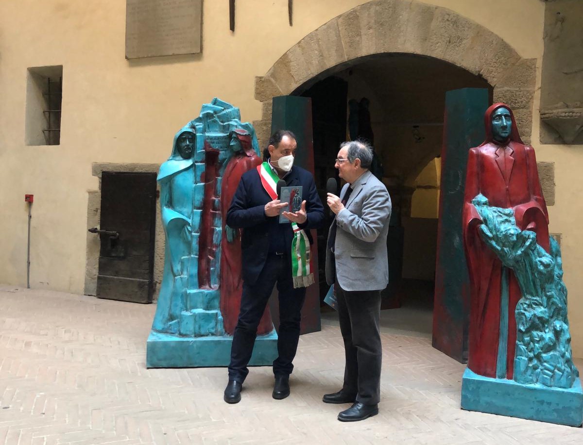 “Dalla selva oscura alla diritta via…”: inaugurata ieri al castello di Poppi la mostra del noto scultore Romano Dini