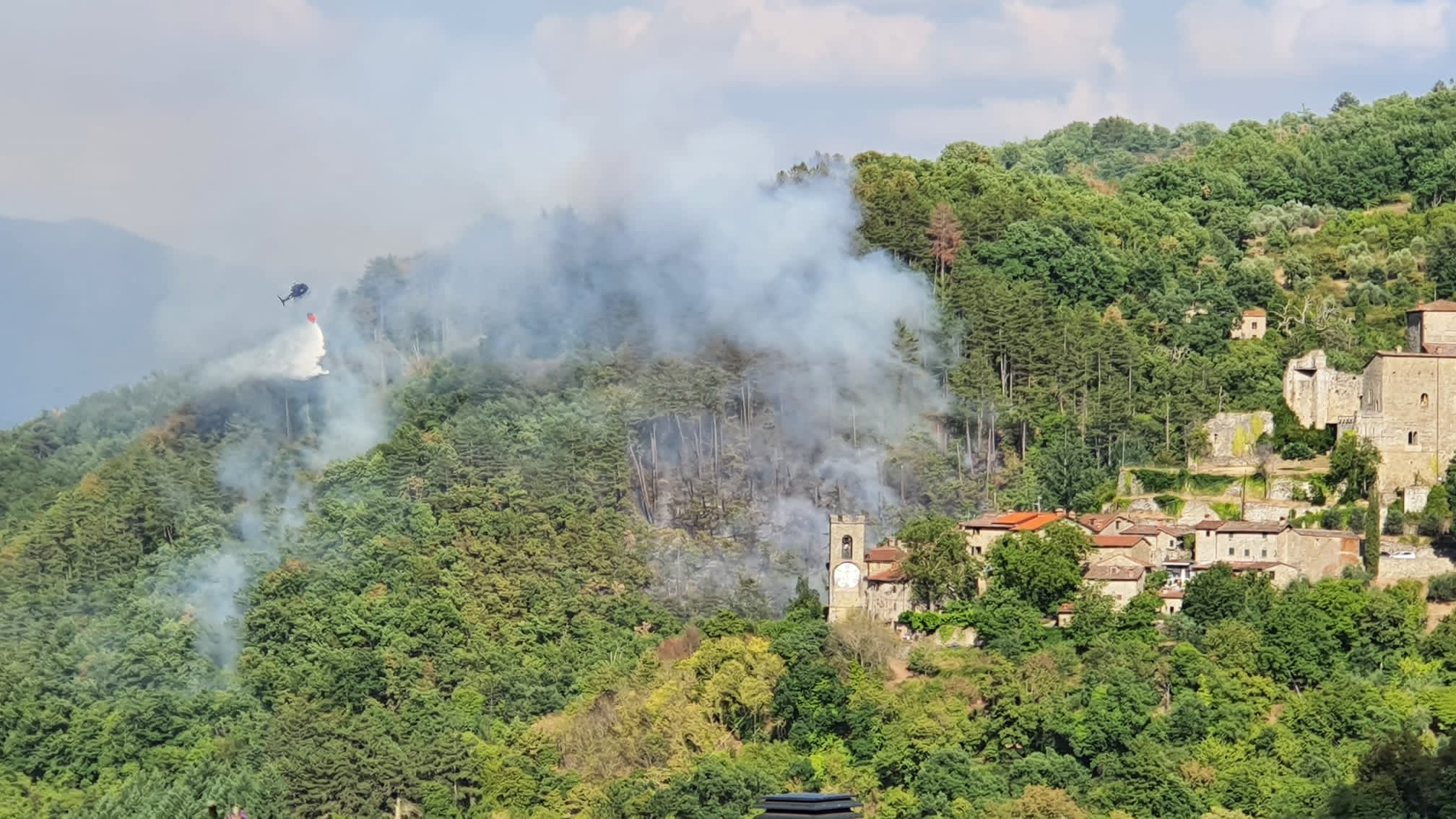 Bloccato l’incendio di Castel San Niccolò, al via la bonifica dell’area