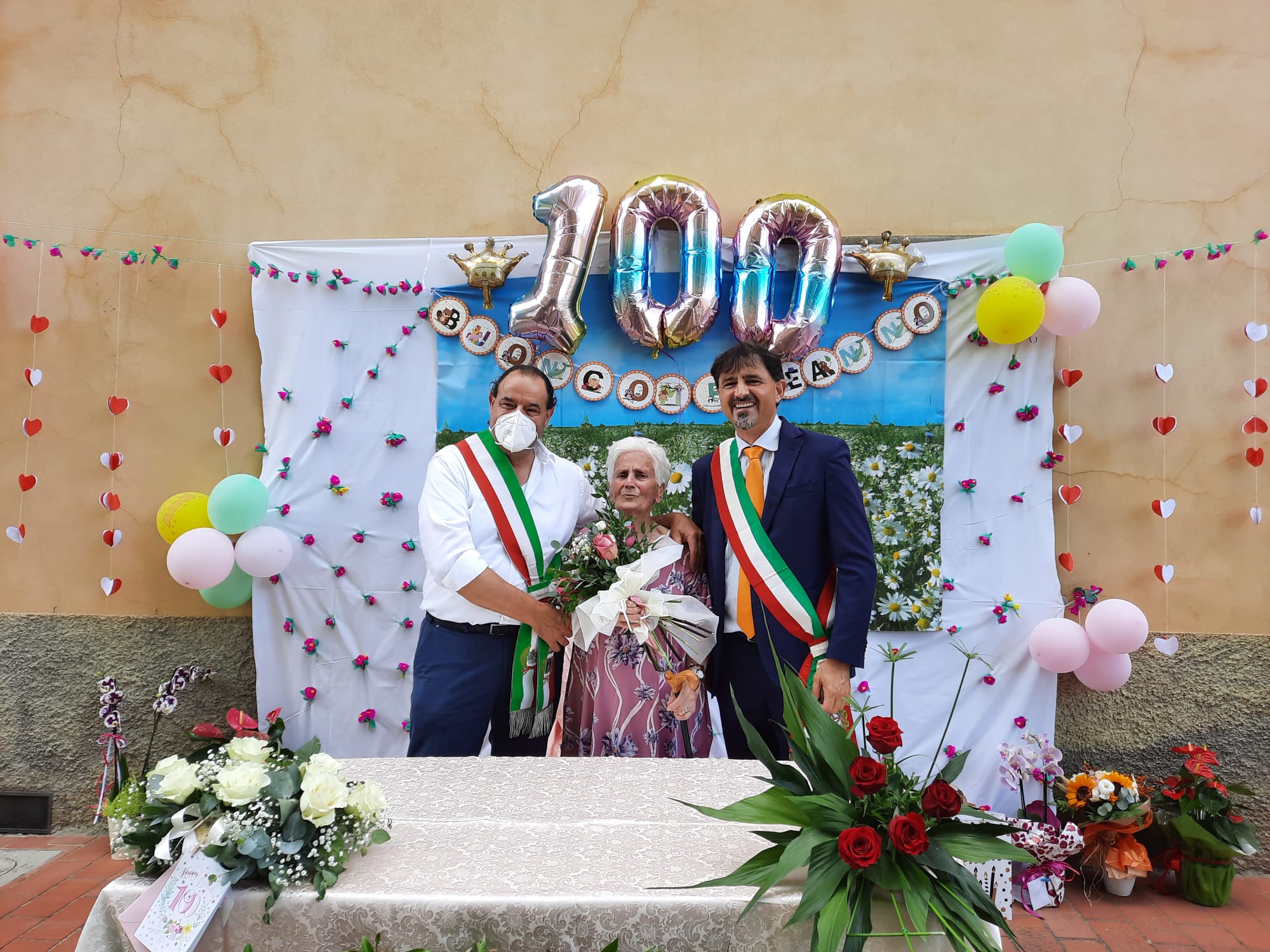 Bruna Lazzeri ha compiuto 100 anni: la festa insieme ai familiari e ai sindaci Toni e Caleri.