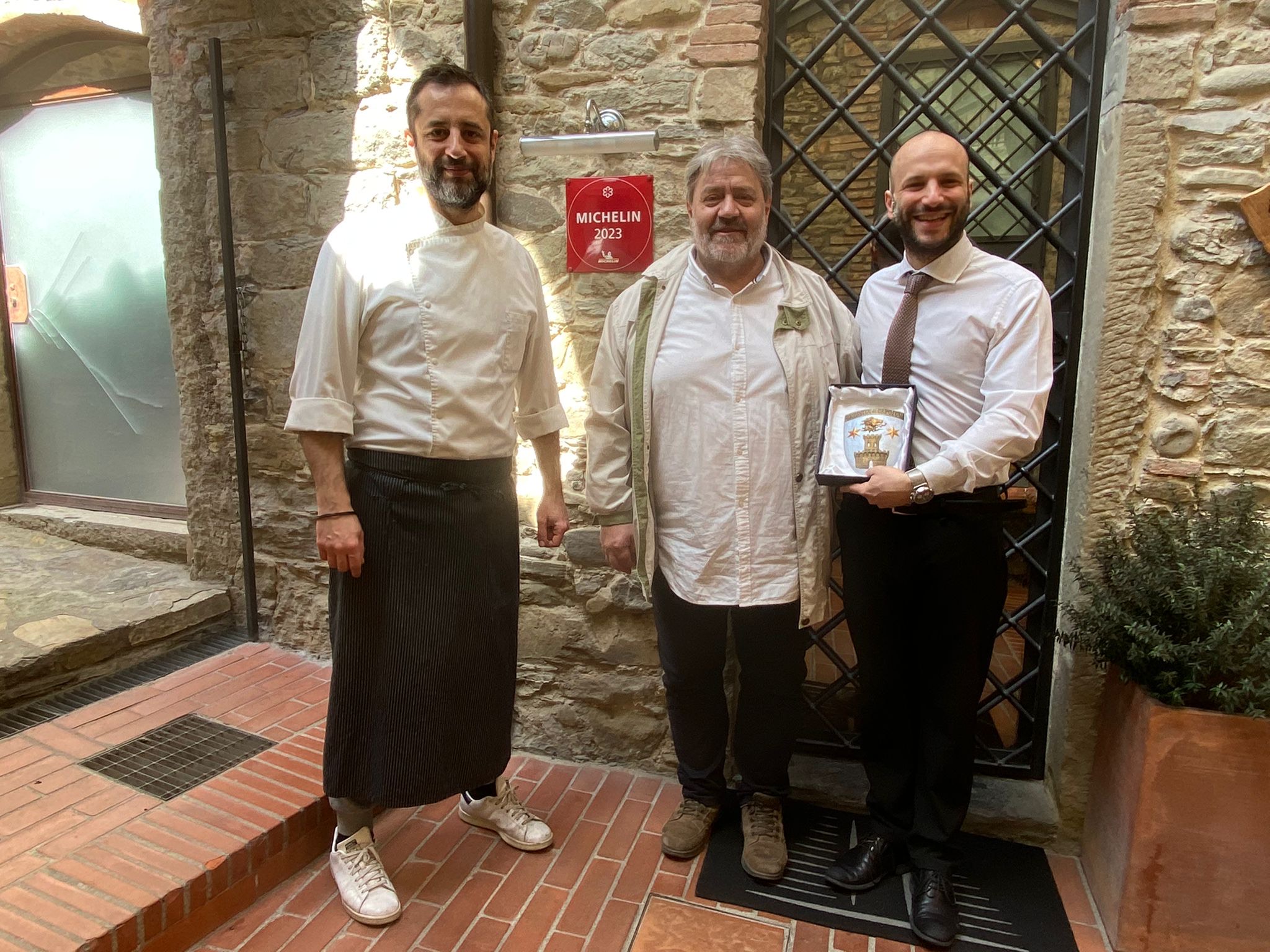 Capolona, il sindaco Francesconi premia il ristorante Terramira per il la Stella Michelin ottenuta