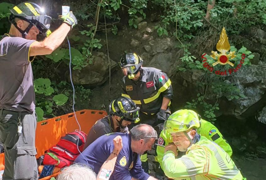 Corezzo, escursionista cade nel fiume: salvato dall’elicottero dei Vigili del Fuoco
