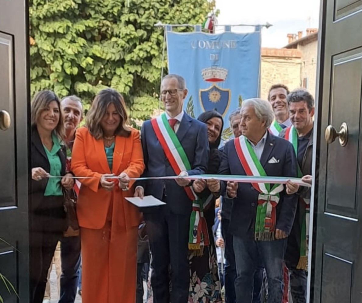 Inaugurato il nuovo Municipio: a Strada in Casentino una giornata di festa