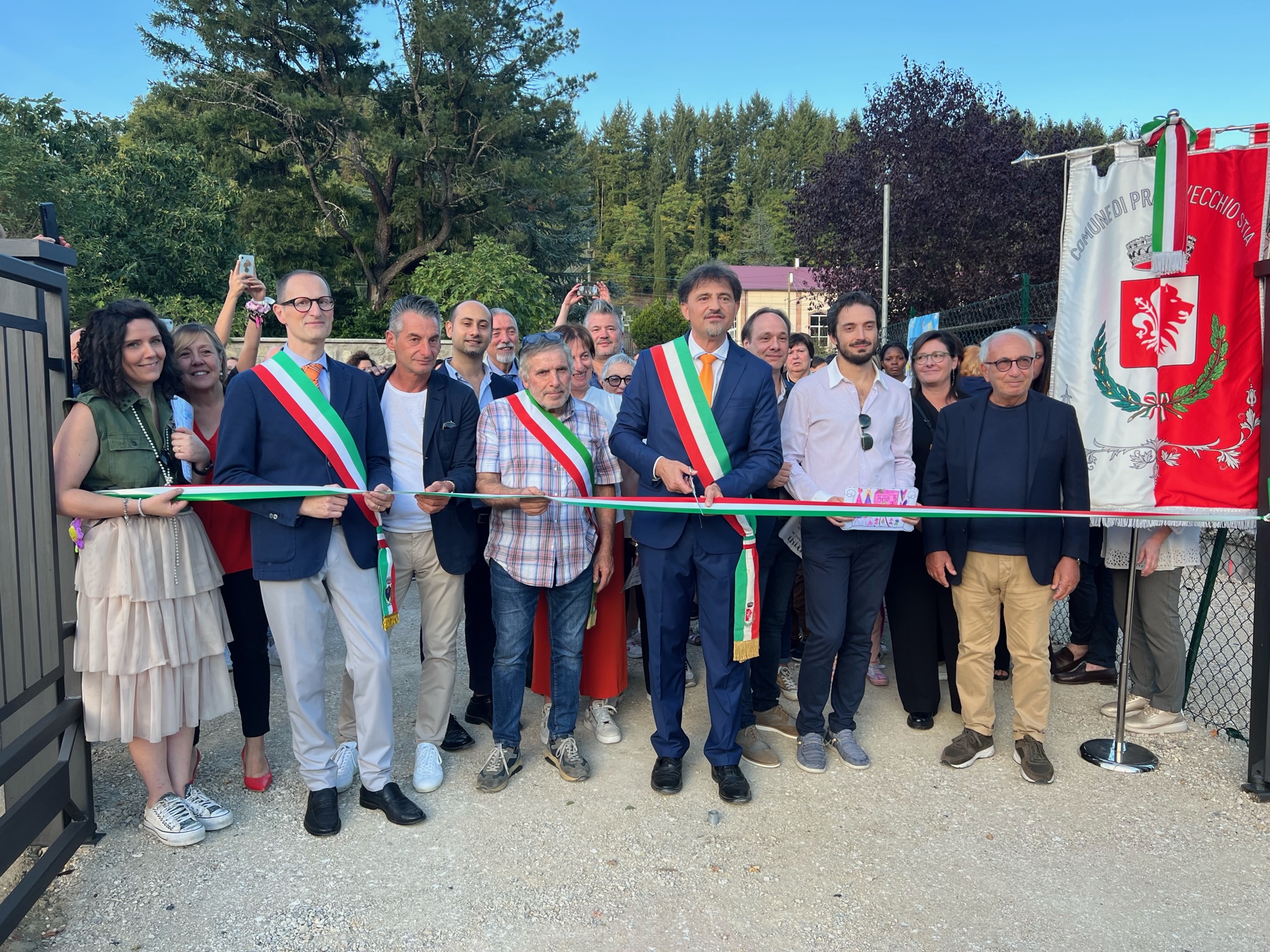 Inaugurata la nuova scuola dell’infanzia di Pratovecchio Stia: bagno di folla al taglio del nastro