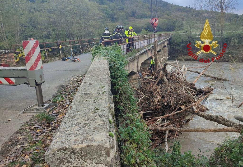 Bibbiena, intervento dei Vigili del Fuoco per disostruire un ponte dagli alberi caduti per il maltempo