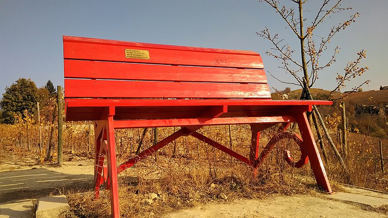 Una panchina rossa nella frazione di Carda contro la violenza sulle donne