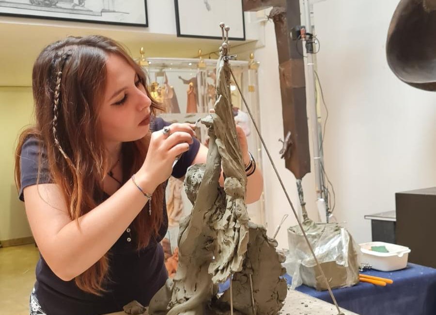Alice Fantoni, la scalpellina marmista casentinese tra la magnificenza delle pietre del Vaticano